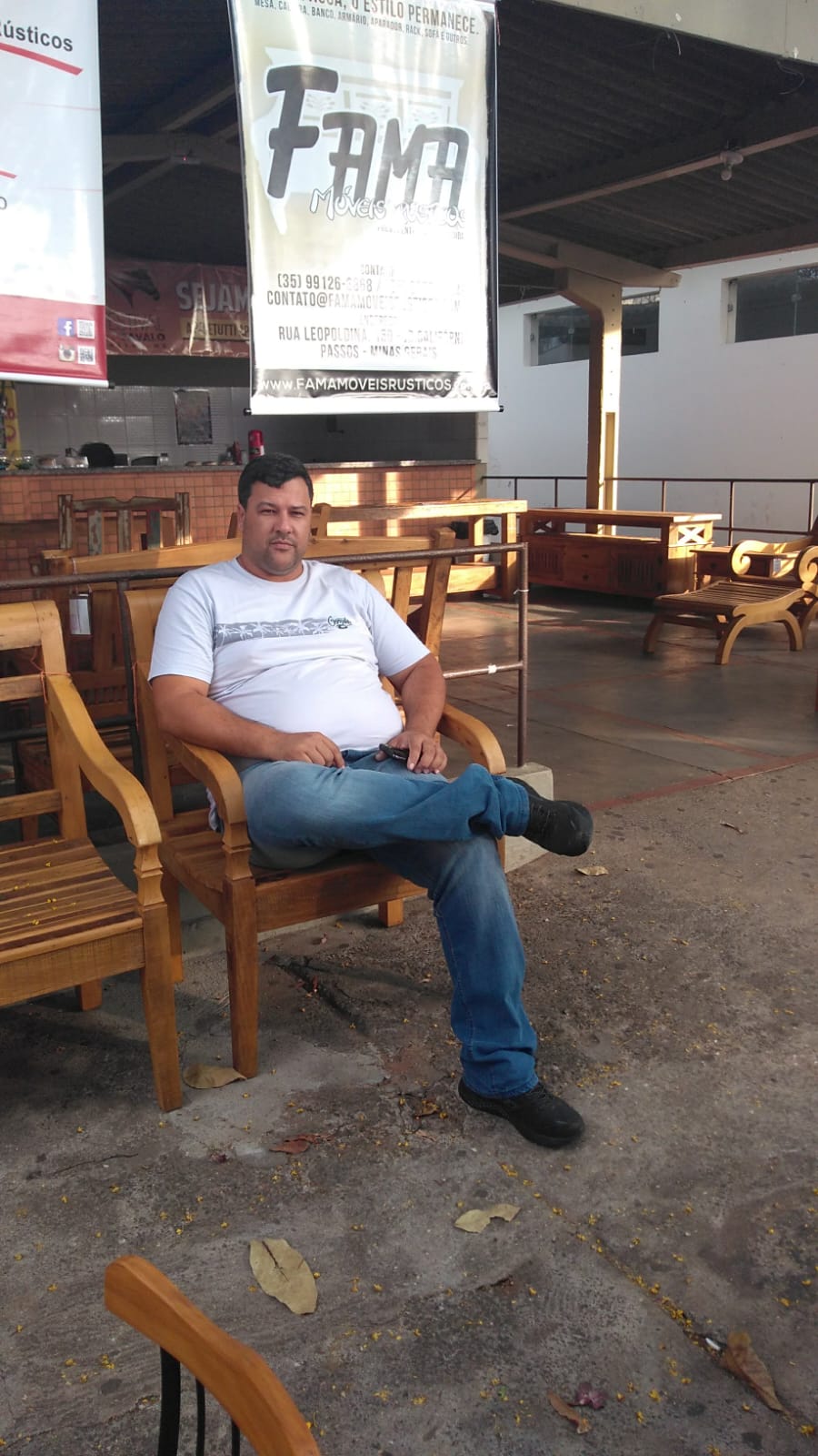 Alexandre entre os móveis, com a marca Fama ao fundo
